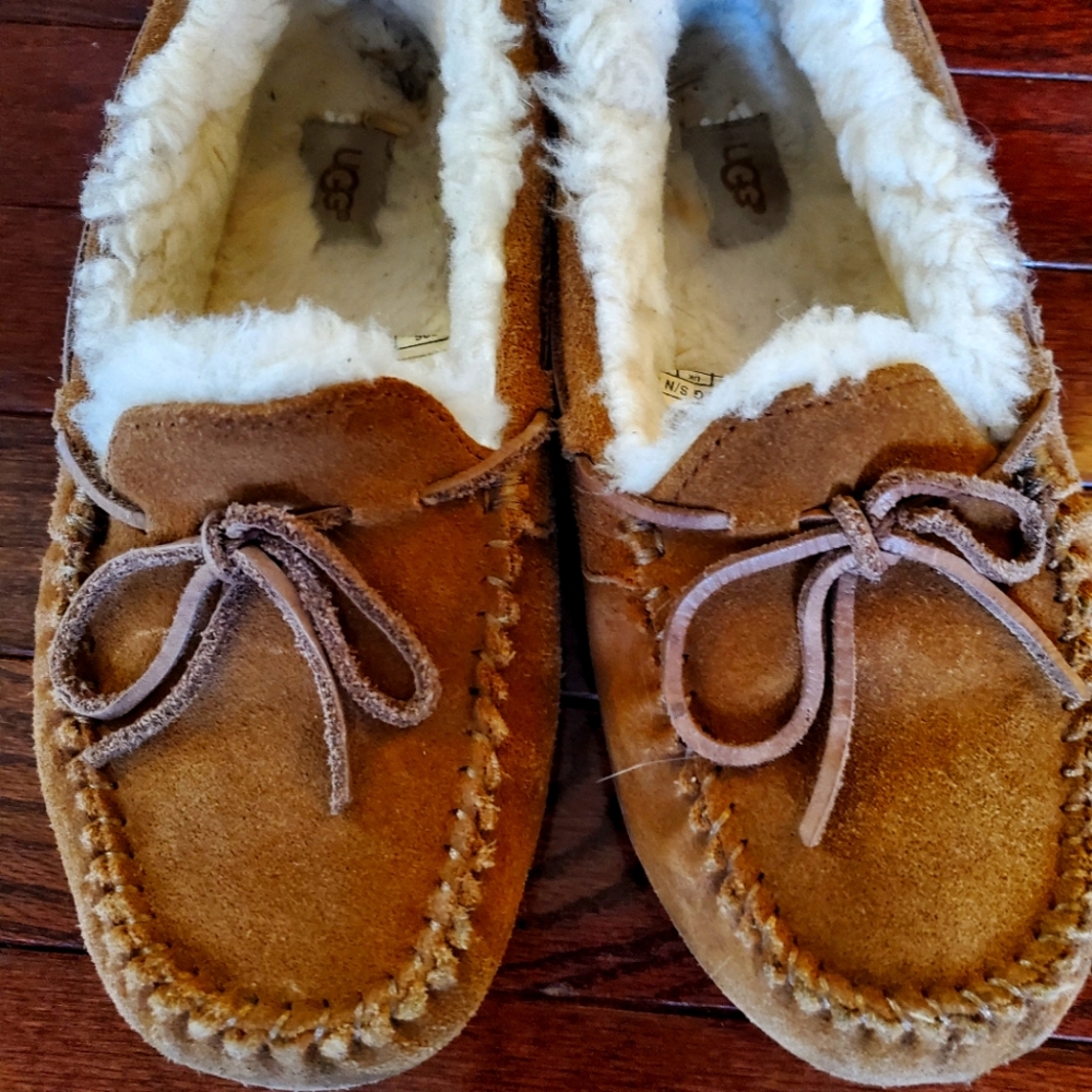 Womens ugg slippers size 6